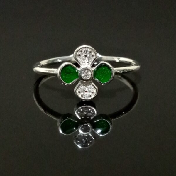 Anillo de plata con cruz verde, perfecto para uso diario.