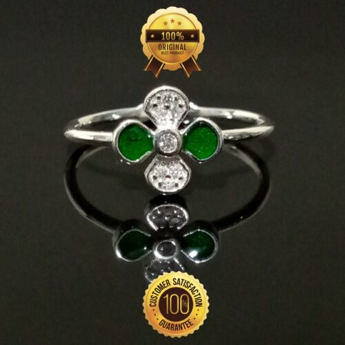 Anillo de plata con diseño de cruz verde, joyería RomeoJewelet Ecuador.