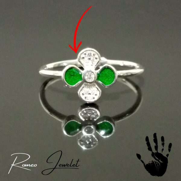 Delicado anillo de plata con cruz verde, ideal para regalo.