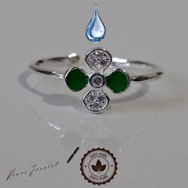 Anillo de plata con cruz verde, accesorio de moda elegante.