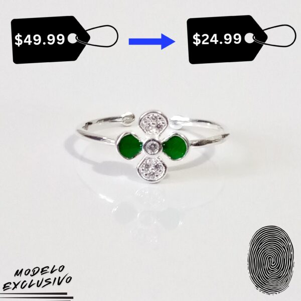 Anillo de plata fina con cruz verde, trabajo artesanal ecuatoriano.