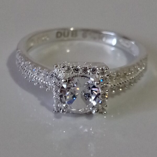 Anillo solitario RomeoJewelet, plata pura premium, joyería en Quito.