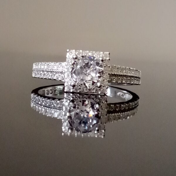 Joyería RomeoJewelet Quito: Anillo solitario de plata con detalles en oro blanco.