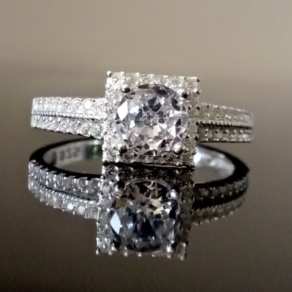 Adquiere tu anillo solitario de plata en RomeoJewelet, Quito, calidad y diseño.