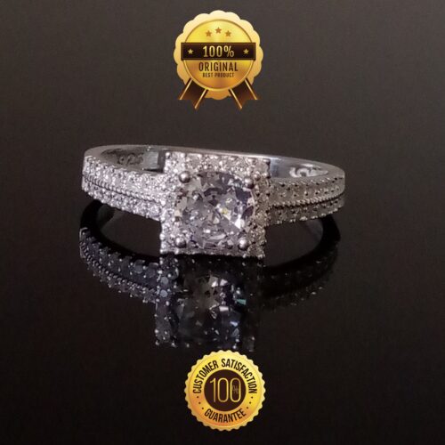 Exquisito anillo de compromiso en plata fina con acentos de oro blanco, diseño exclusivo.