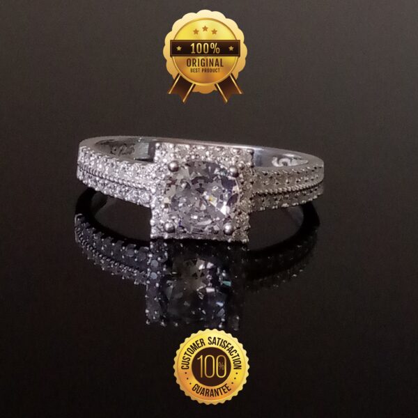 Exquisito anillo de compromiso en plata fina con acentos de oro blanco, diseño exclusivo.