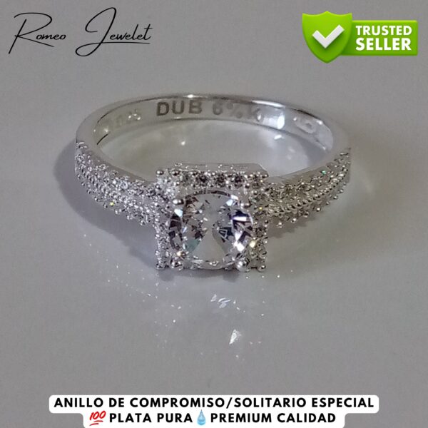 Joyería fina: Anillo solitario de plata premium con oro blanco, calidad garantizada.