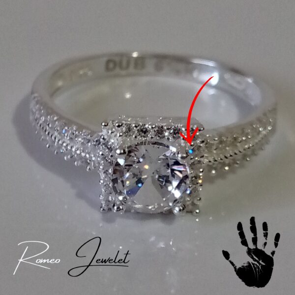 Elegante anillo solitario de plata pura, diseño moderno y sofisticado.