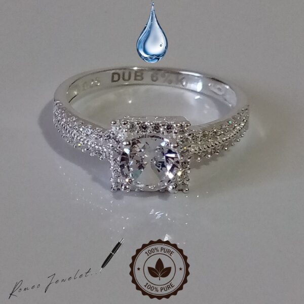 Anillo de compromiso solitario en plata, un clásico reinventado para la mujer actual.