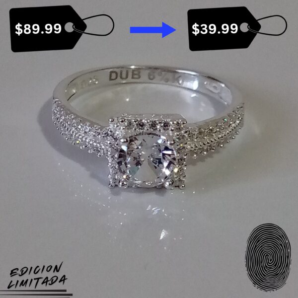 Brillante anillo solitario de plata con detalles de oro blanco, un símbolo de amor eterno.