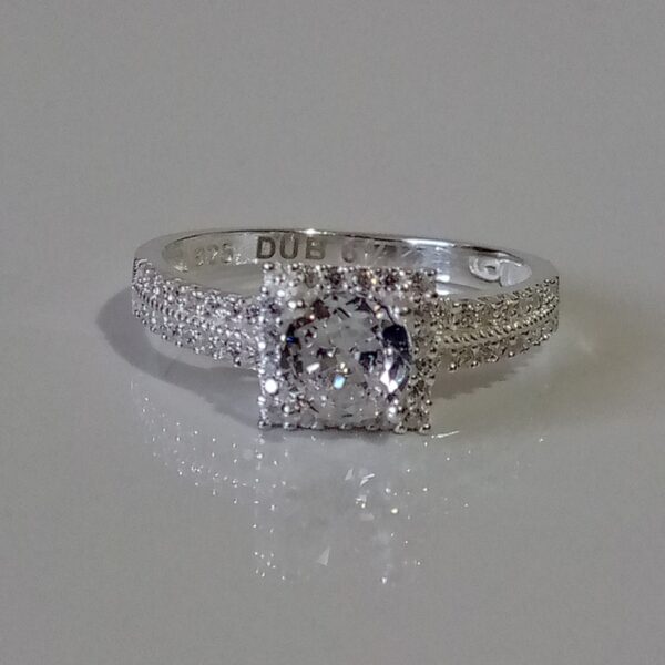 Anillo perfecto para propuesta de matrimonio, solitario de plata pura y oro blanco.