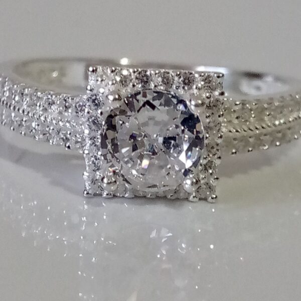 El anillo de compromiso ideal: Solitario de plata premium, disponible en Quito.