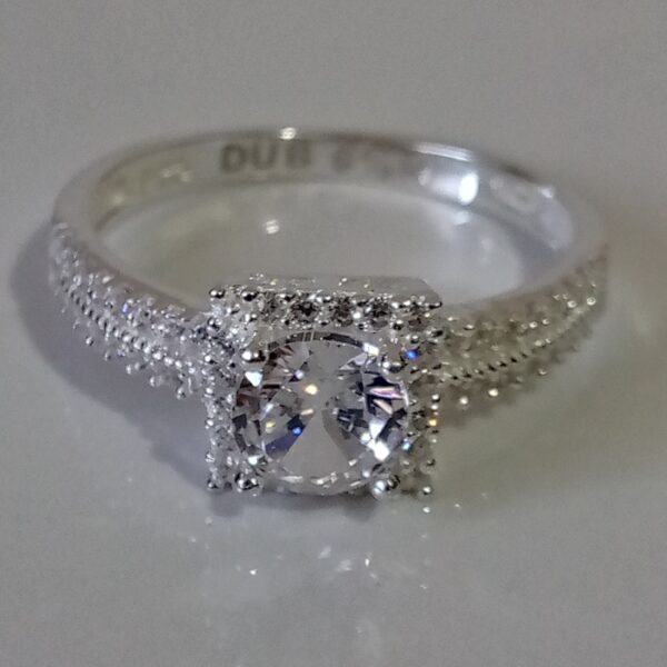 Celebra el amor con este hermoso anillo solitario de plata y oro blanco.