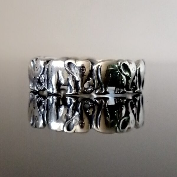 Anillo exclusivo de RomeoJewelet, diseño especial de seis elefantes en plata.