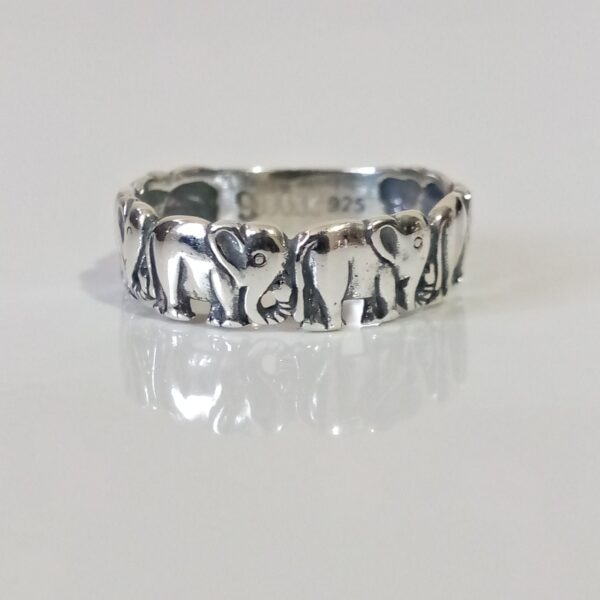 Anillo de plata con seis elefantes, símbolo de fuerza, sabiduría y buena fortuna.