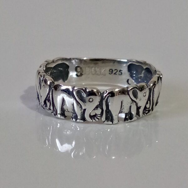 Joya de plata con elefantes que representan la longevidad y la prosperidad.