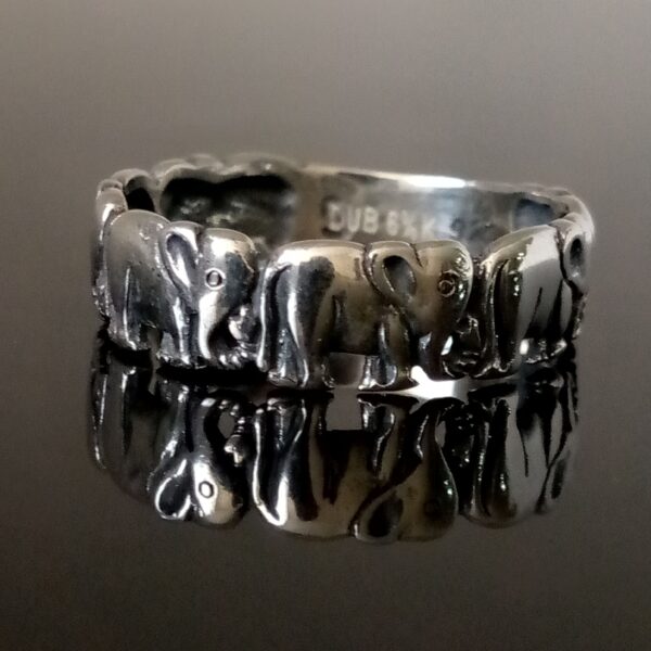 Anillo con significado cultural, seis elefantes en plata pura para atraer la buena suerte.