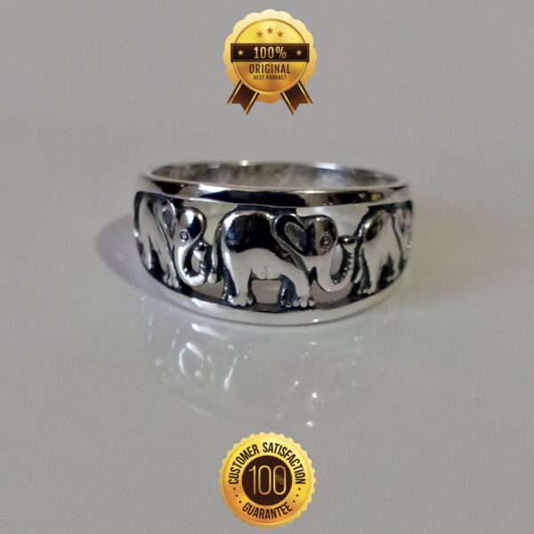 Joyería ecuatoriana: Anillo de plata pura con tres elefantes, acabado premium.