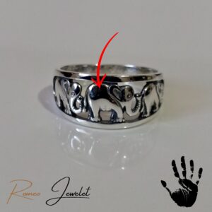 Elegante Anillo de Plata Pura Tres Elefantes, un diseño único de Ecuador.