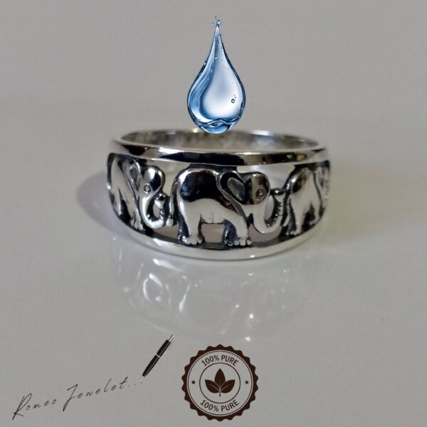 Anillo de plata con tres elefantes estilizados, joya premium ecuatoriana.