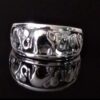 Joya artesanal de Ecuador: Anillo de plata con tres elefantes, diseño premium.