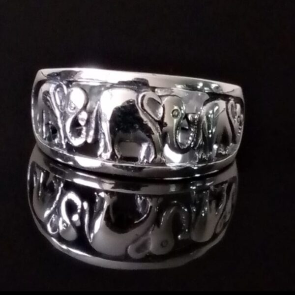 Joya artesanal de Ecuador: Anillo de plata con tres elefantes, diseño premium.