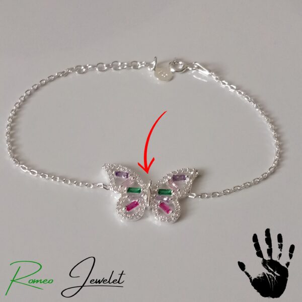 Pulsera Exclusiva Mariposas Multicolor - Plata Pura Joya de plata pura con mariposas de colores y detalles en oro blanco. La pulsera perfecta para añadir un toque de alegría a tu look.
