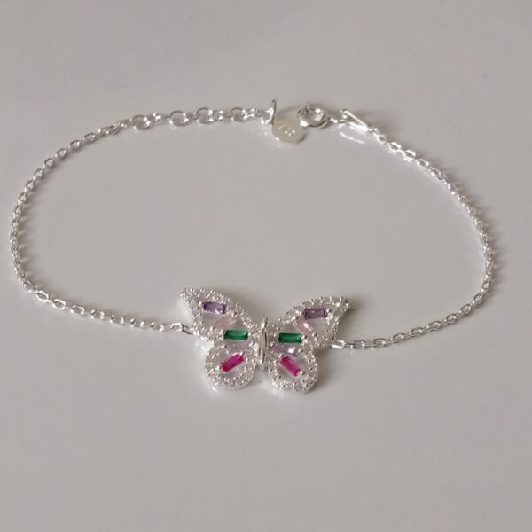 Pulsera Mariposas Multicolor: Elegancia en Plata Pura Pulsera de mariposas en plata pura y oro blanco. Una joya que simboliza la transformación y la libertad.