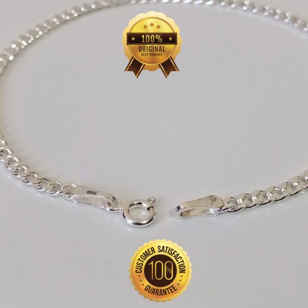 Detalle de pulsera de plata pura con diseño de eslabón cubano.