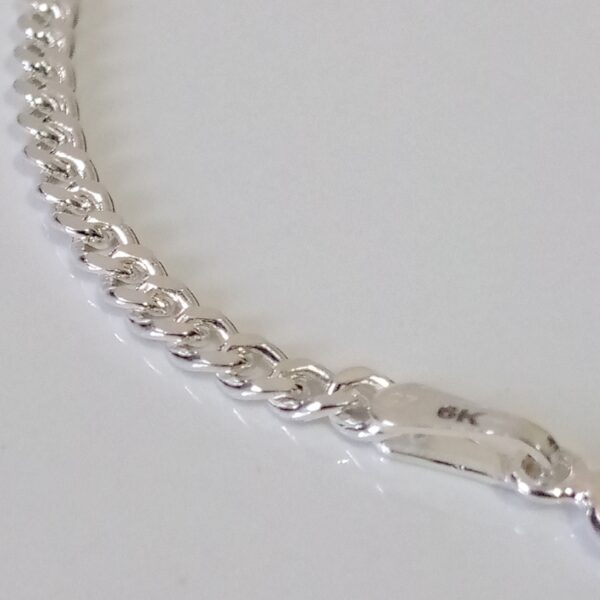 Complemento de plata: Pulsera de eslabones cubanos con estilo.