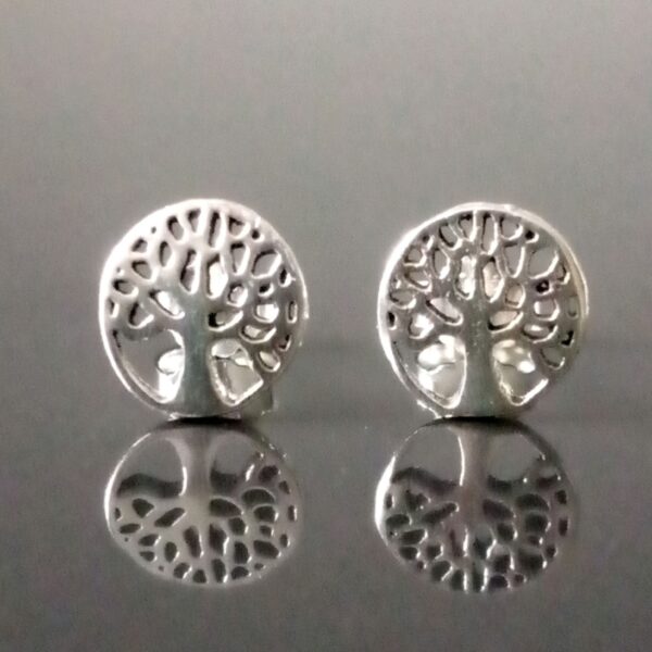 Aretes de Plata Pura con Diseño Árbol de la Vida - Elegancia y Estilo Aretes Árbol de la Vida en Plata Pura Vista Cerca Hermosa Romeo Jewelet