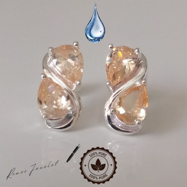 Delicados aretes de plata que presentan una gema de citrino con corte de gota.