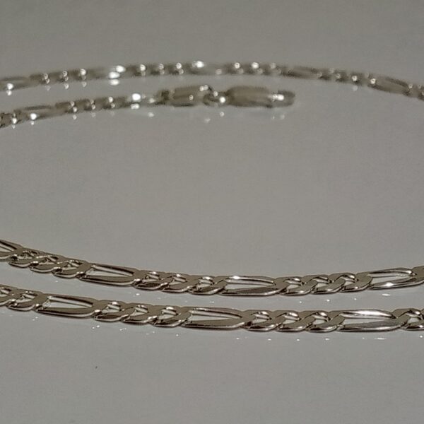 Secreto de lujo: la cadena Figaro 2025 de plata 925 pura que te hará brillar.