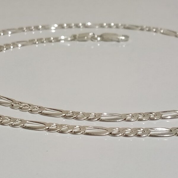 Deslumbra con la cadena Figaro 2025 de plata pura: un secreto de belleza y sofisticación.