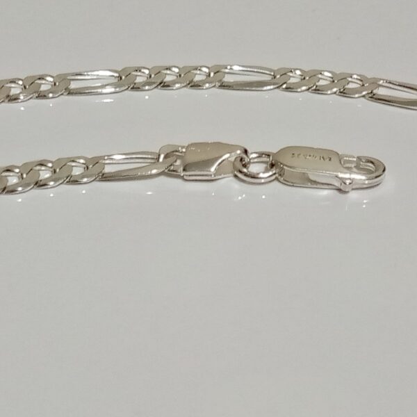 La cadena Figaro 2025 de plata 925 pura: el complemento perfecto para un look impecable.