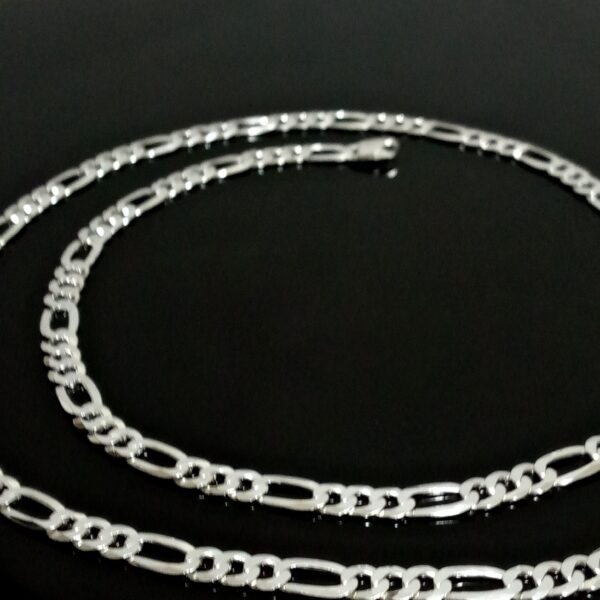 Sorprende a esa persona especial con el secreto de la elegancia: la cadena Figaro 2025 de plata pura.