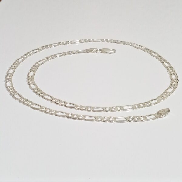 La cadena Figaro 2025 en plata 925 pura: la joya que te hará sentir único y especial.