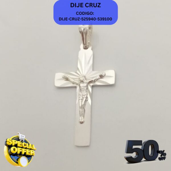 Dije de plata con la imagen de Jesús en la cruz, un símbolo de fe y devoción.