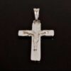 Dije de cruz de plata con Jesús, una joya con un profundo significado religioso.