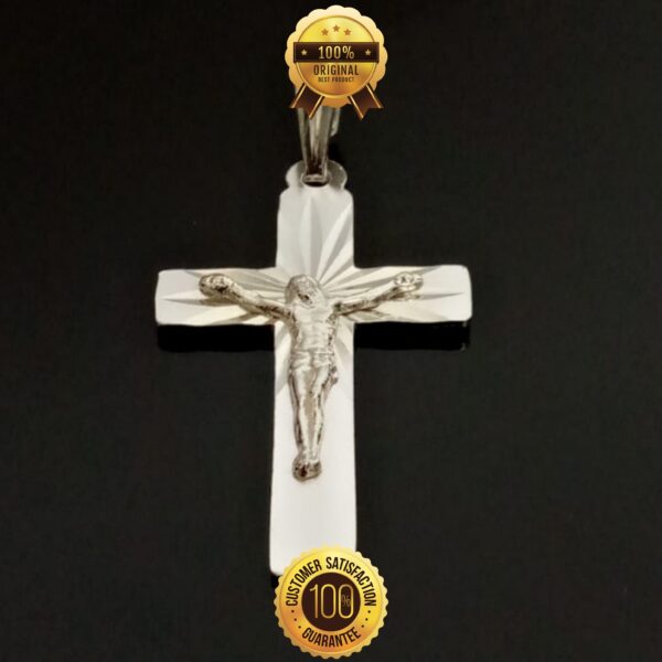 Expresa tu fe con este hermoso dije de cruz de plata con la figura de Jesús.