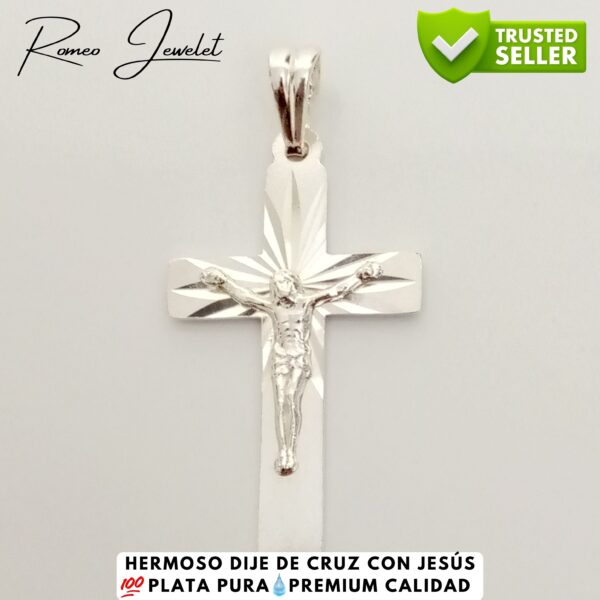 Un detalle de joyería con significado espiritual, dije de cruz de plata con Jesús.