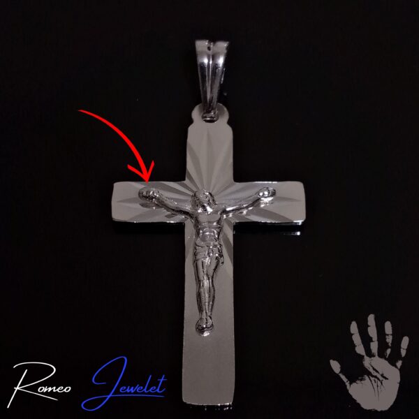 Lleva contigo un recordatorio de la vida y sacrificio de Jesús con este dije de plata.