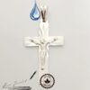 Este dije de cruz de plata con Jesús es un símbolo de esperanza y amor incondicional.