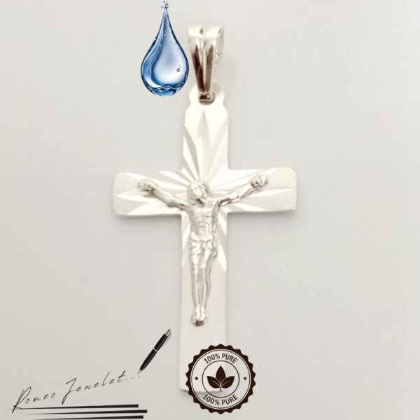 Este dije de cruz de plata con Jesús es un símbolo de esperanza y amor incondicional.