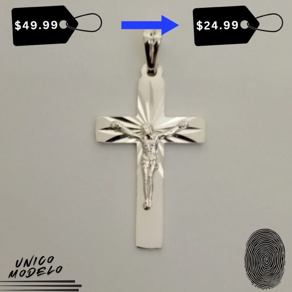 Adorna tu cuello con este dije de plata que representa la fe cristiana.