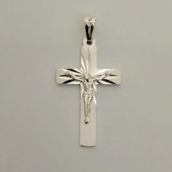 Este dije de plata con la imagen de Jesús es una joya que te acompañará siempre.