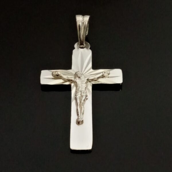 Un símbolo de protección y guía espiritual, dije de cruz de plata con Jesús.