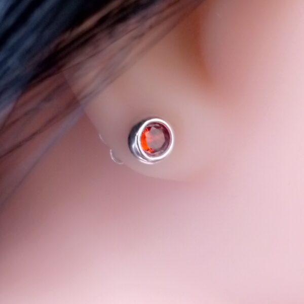 De Día a Noche: Aretes que se Adaptan a Tu Personalidad Única Diseño atemporal de aretes con granate para outfits elegantes