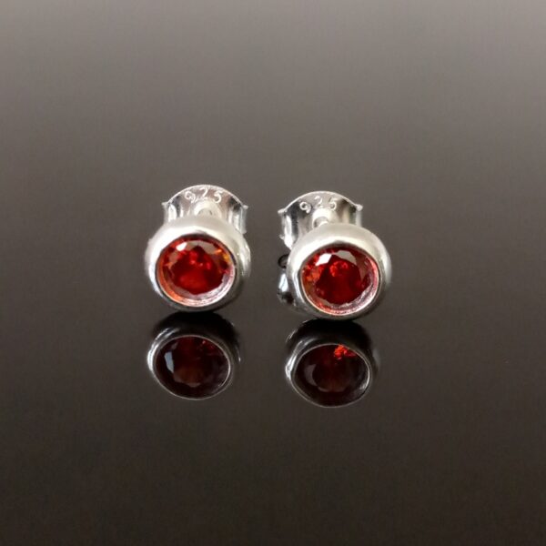 Granate Rojo: Símbolo de Fuerza en Joyería Ética - RomeoJewelet Inversión en joyería: aretes de plata 925 con granate en edición limitada