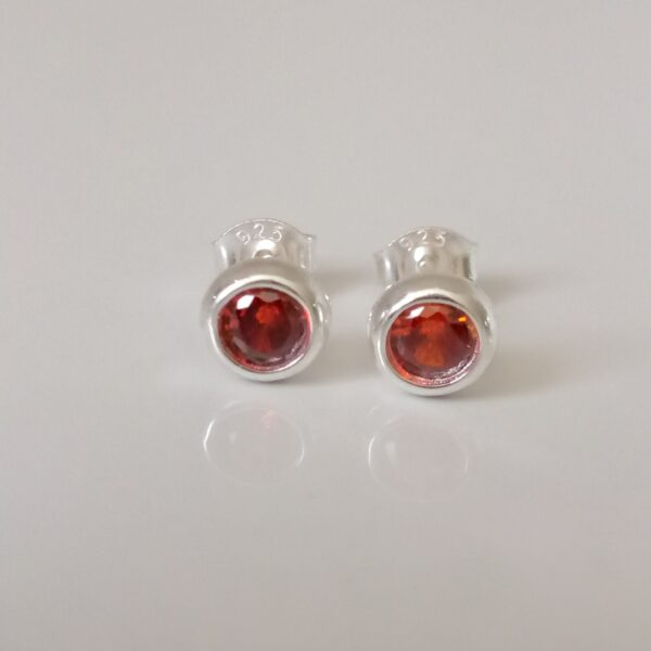 Protección y Estilo: Diseño que Cuida tu Esencia - ROM Ecuador Pieza exclusiva ROM Ecuador: plata pura y piedras naturales en tamaño ideal